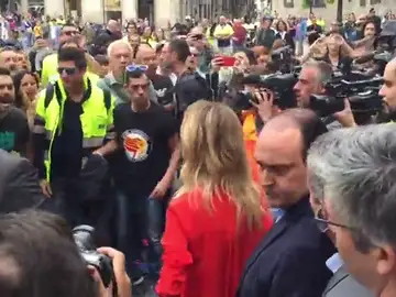 Cayetana Álvarez de Toledo se encara con los estibadores en Barcelona Cayetana Álvarez de Toledo se encara con los estibadores en Barcelona