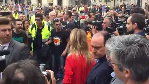 Cayetana Álvarez de Toledo se encara con los estibadores en Barcelona Cayetana Álvarez de Toledo se encara con los estibadores en Barcelona