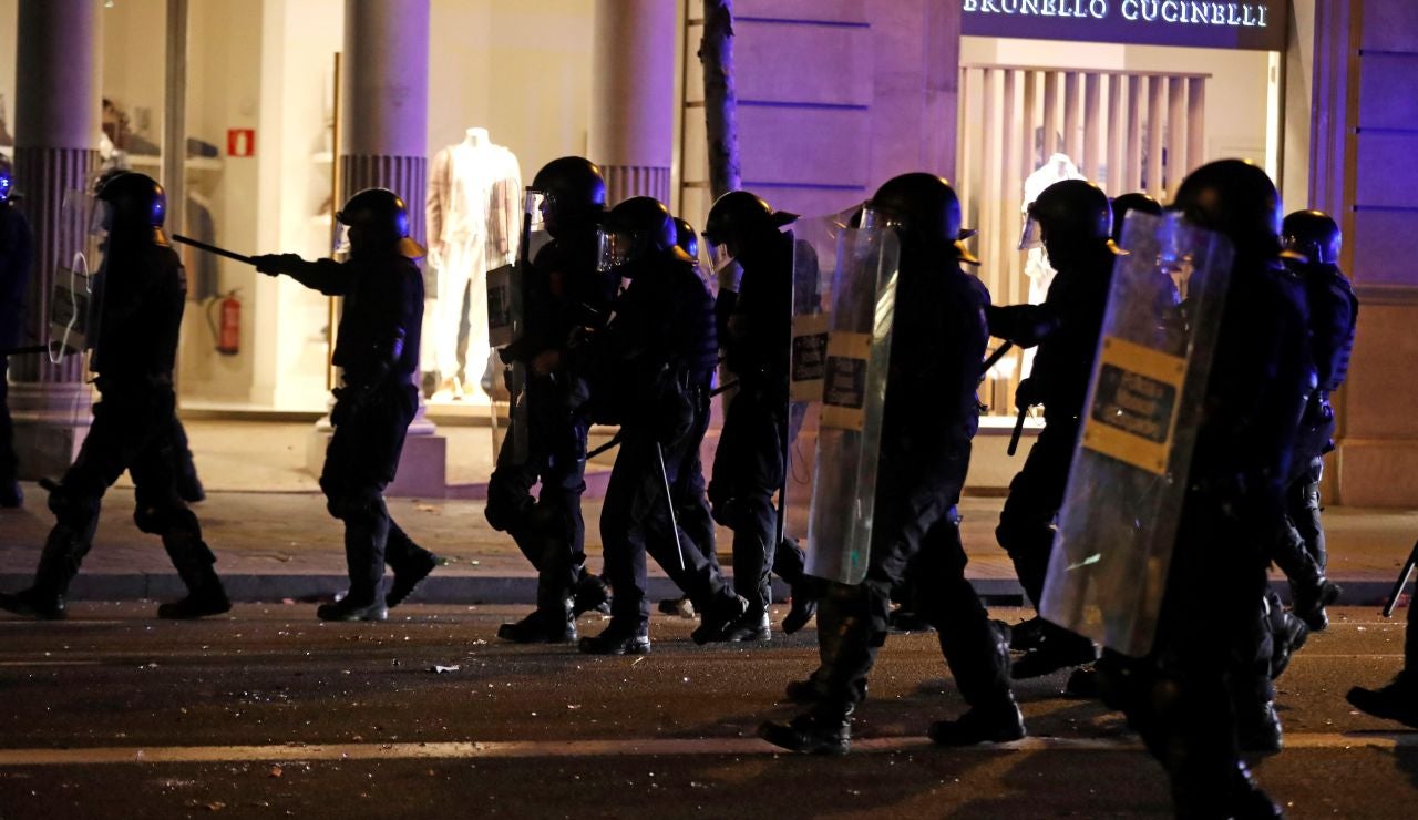 Los Mossos d'Esquadra durante los altercados en Barcelona Los Mossos d'Esquadra durante los altercados en Barcelona