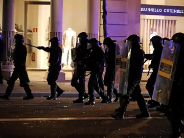 Los Mossos d'Esquadra durante los altercados en Barcelona Los Mossos d'Esquadra durante los altercados en Barcelona