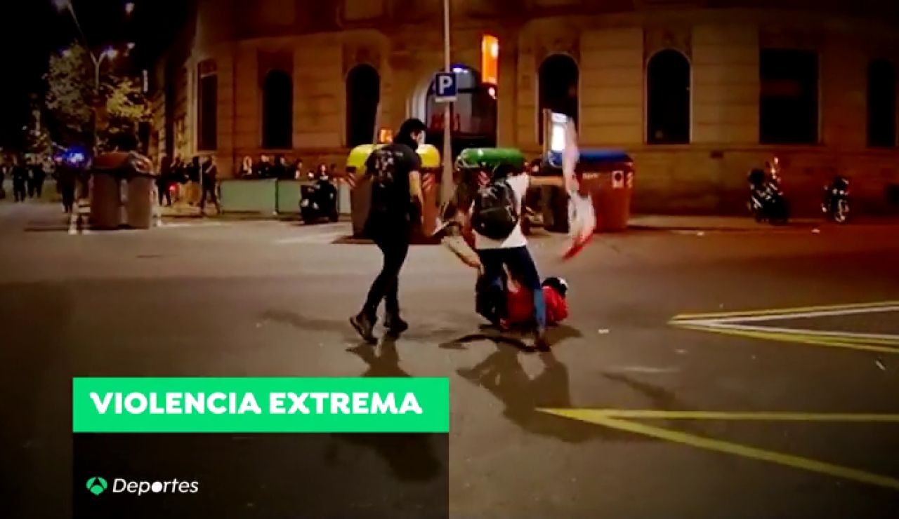 Aficionados del FC Barcelona y el RCD Espanyol, unidos contra los independentistas Aficionados del FC Barcelona y el RCD Espanyol, unidos contra los independentistas