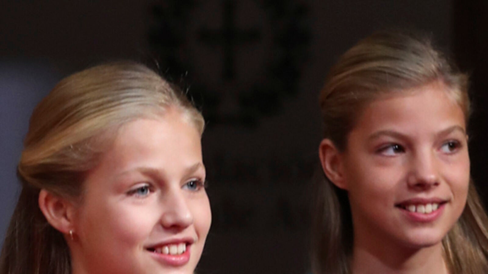 La princesa Leonor y la infanta Sofía se visten con los colores de siempre en el día de su debut