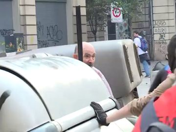 Un anciano se enfrenta a un grupo de independentistas cuando trataban de levantar una trinchera con contenedores