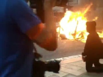 Un joven provoca a los antidisturbios en Barcelona Un joven provoca a los antidisturbios en Barcelona