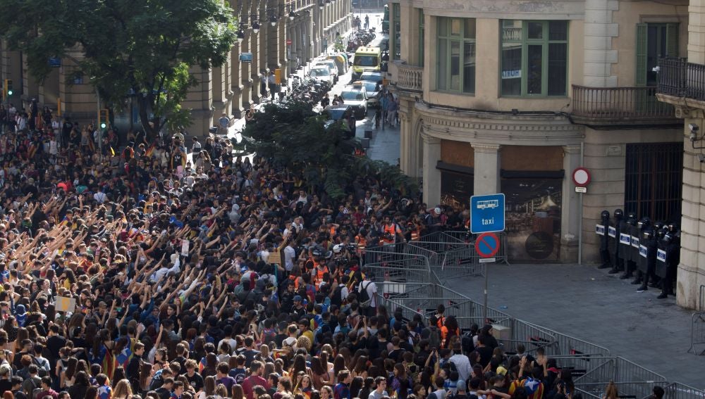 Miles de estudiantes se manifiestan en Barcelona 