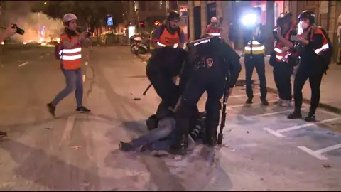 Varias detenciones en la quinta noche de disturbios en Cataluña  Varias detenciones en la quinta noche de disturbios en Cataluña