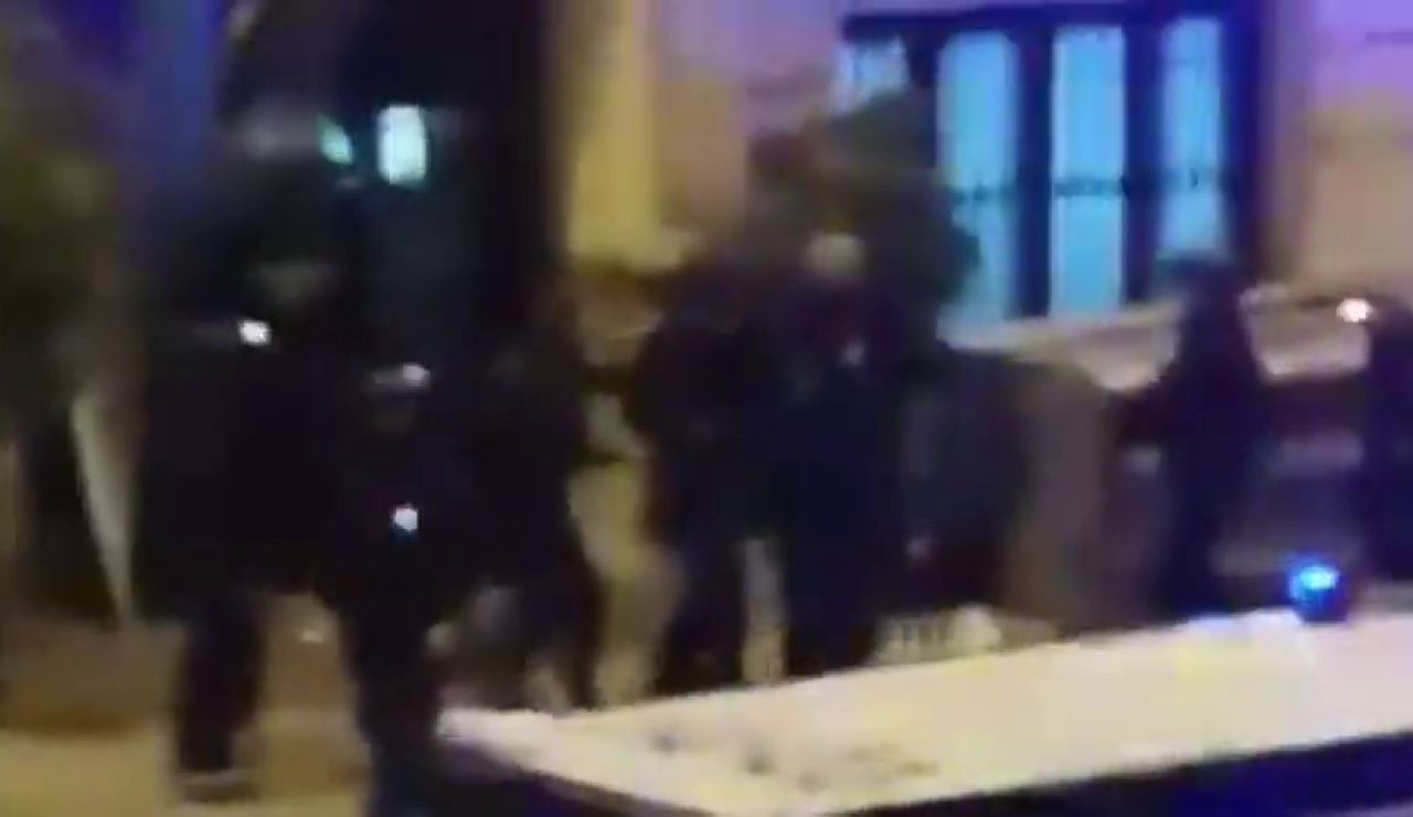Varios agentes evacuan a un compañero herido durante los disturbios en Cataluña Varios agentes evacuan a un compañero herido durante los disturbios en Cataluña