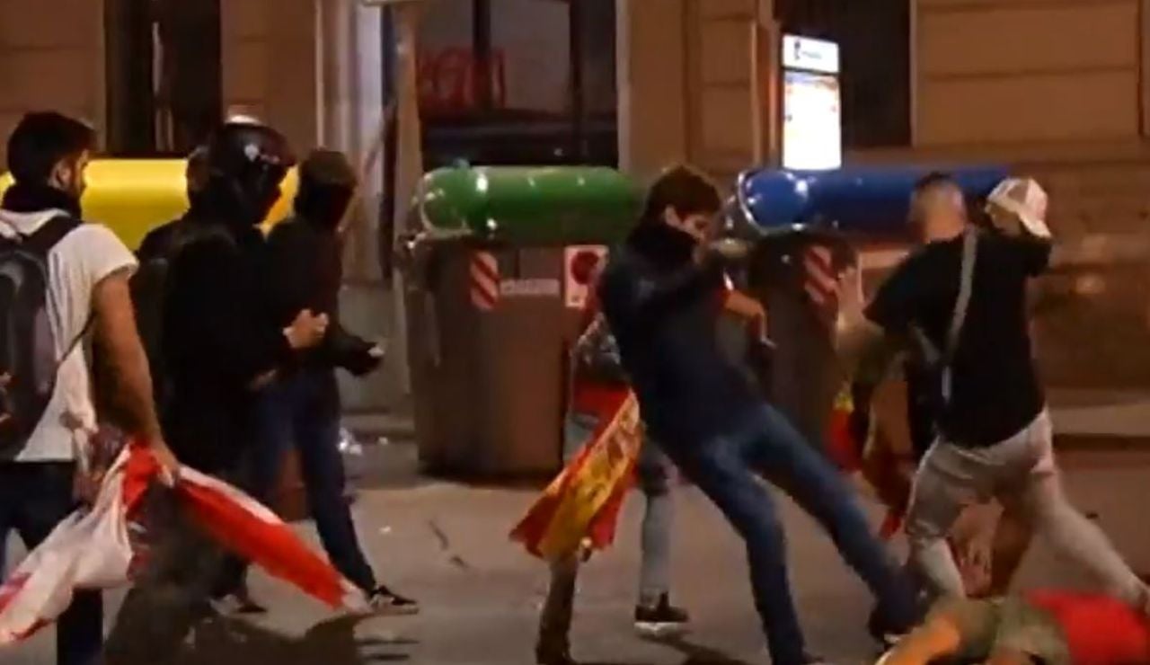 Ultras de Barcelona y Espanyol protagonizan graves disturbios en Cataluña