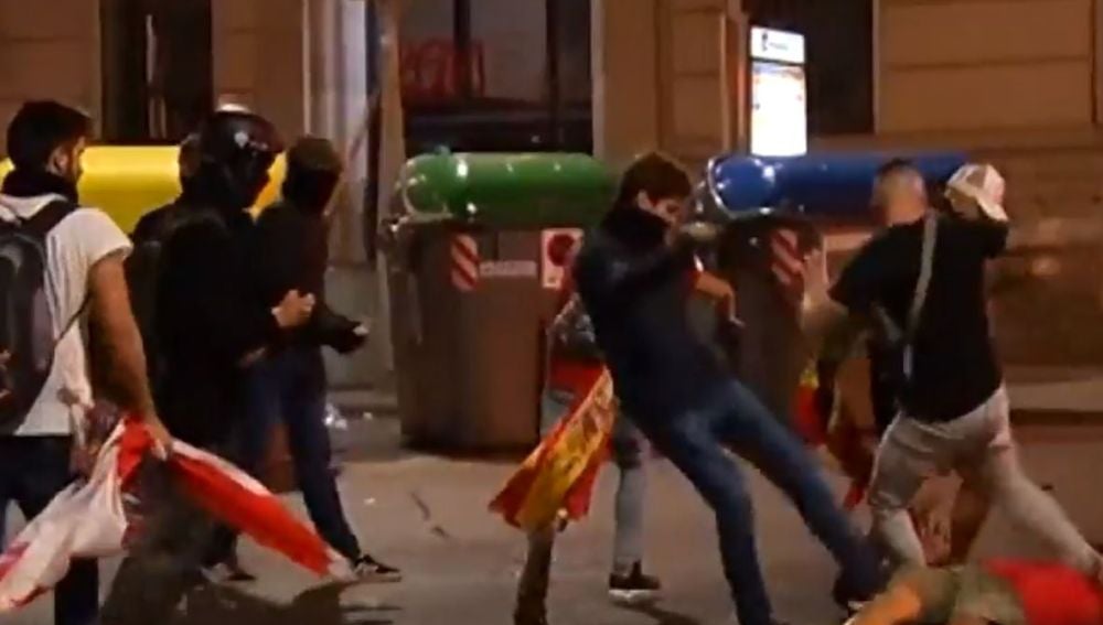 Ultras de Barcelona y Espanyol protagonizan graves disturbios en Cataluña