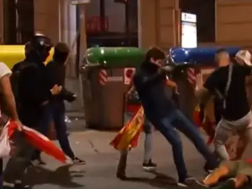 Ultras de Barcelona y Espanyol protagonizan graves disturbios en Cataluña Ultras de Barcelona y Espanyol protagonizan graves disturbios en Cataluña