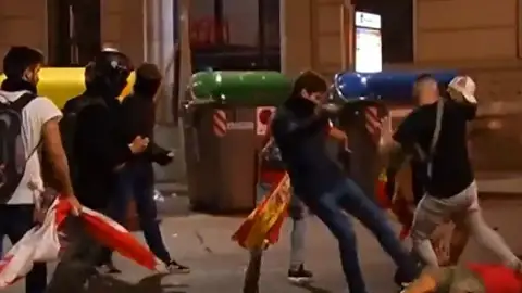 Ultras de Barcelona y Espanyol protagonizan graves disturbios en Cataluña Ultras de Barcelona y Espanyol protagonizan graves disturbios en Cataluña