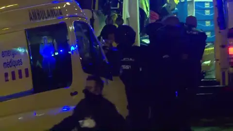Reemplazo: Herido grave un agente evacuado por sus compañeros durante los disturbios en Cataluña Reemplazo: Herido grave un agente evacuado por sus compañeros durante los disturbios en Cataluña