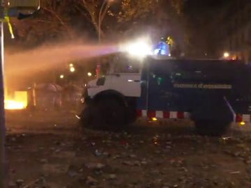 Los Mossos usan una tanqueta de agua a presión para abrirse paso 