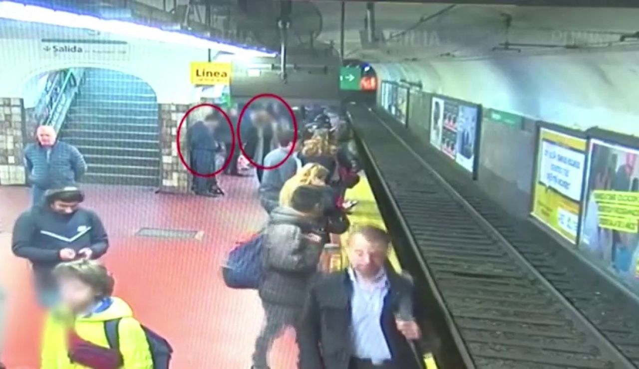 Un joven se desmaya en el metro de Buenos Aires y empuja a una mujer a las vías Un joven se desmaya en el metro de Buenos Aires y empuja a una mujer a las vías