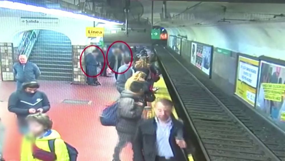 Un joven se desmaya en el metro de Buenos Aires y empuja a una mujer a las vías 