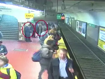 Un joven se desmaya en el metro de Buenos Aires y empuja a una mujer a las vías Un joven se desmaya en el metro de Buenos Aires y empuja a una mujer a las vías