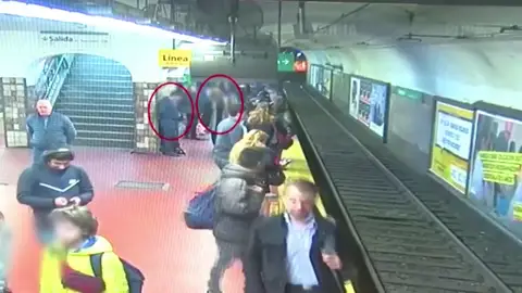 Un joven se desmaya en el metro de Buenos Aires y empuja a una mujer a las vías Un joven se desmaya en el metro de Buenos Aires y empuja a una mujer a las vías