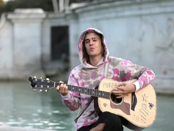 Justin Bieber con su guitarra favorita. Justin Bieber con su guitarra favorita.