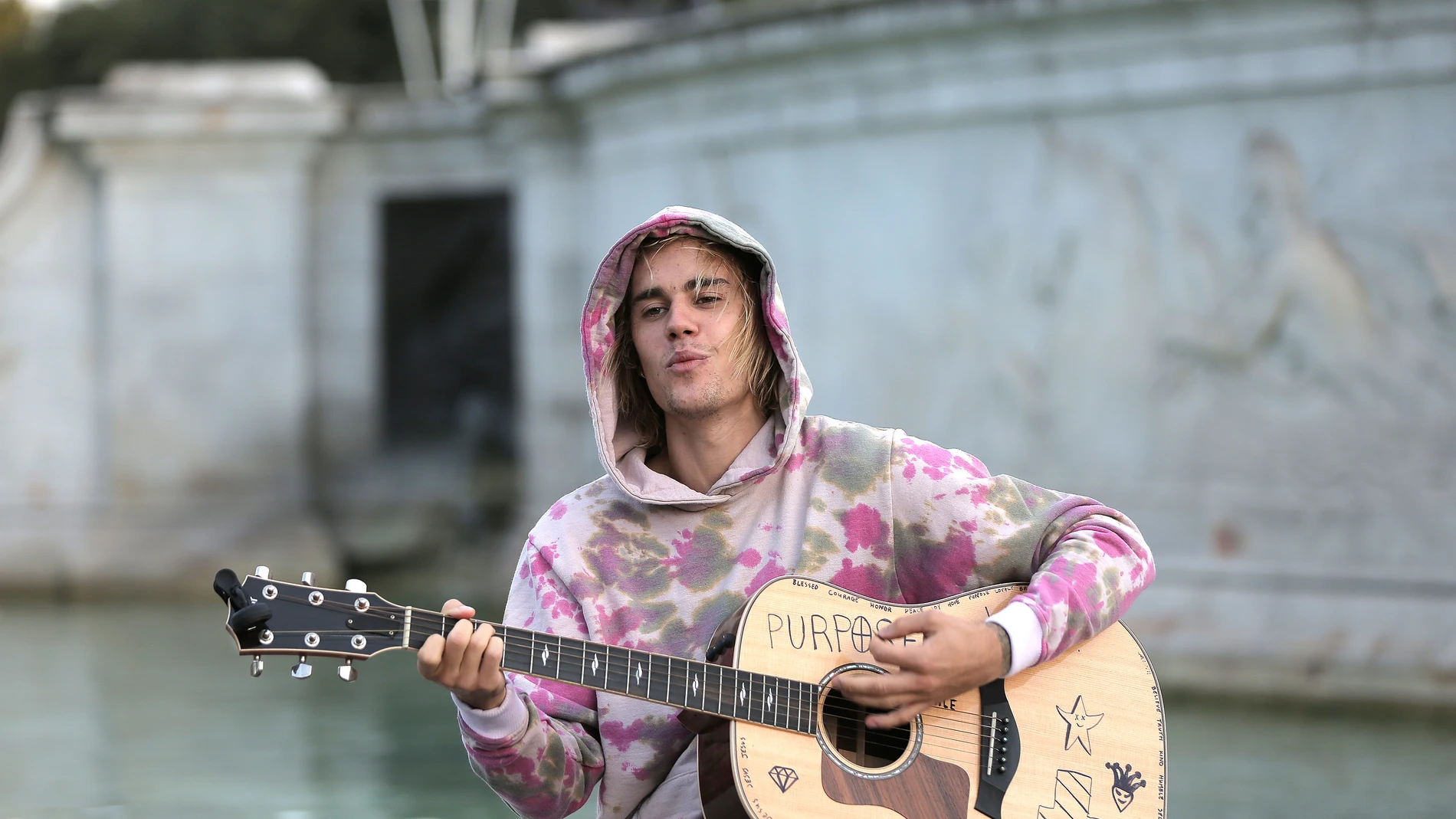 Justin Bieber con su guitarra favorita. Justin Bieber con su guitarra favorita.