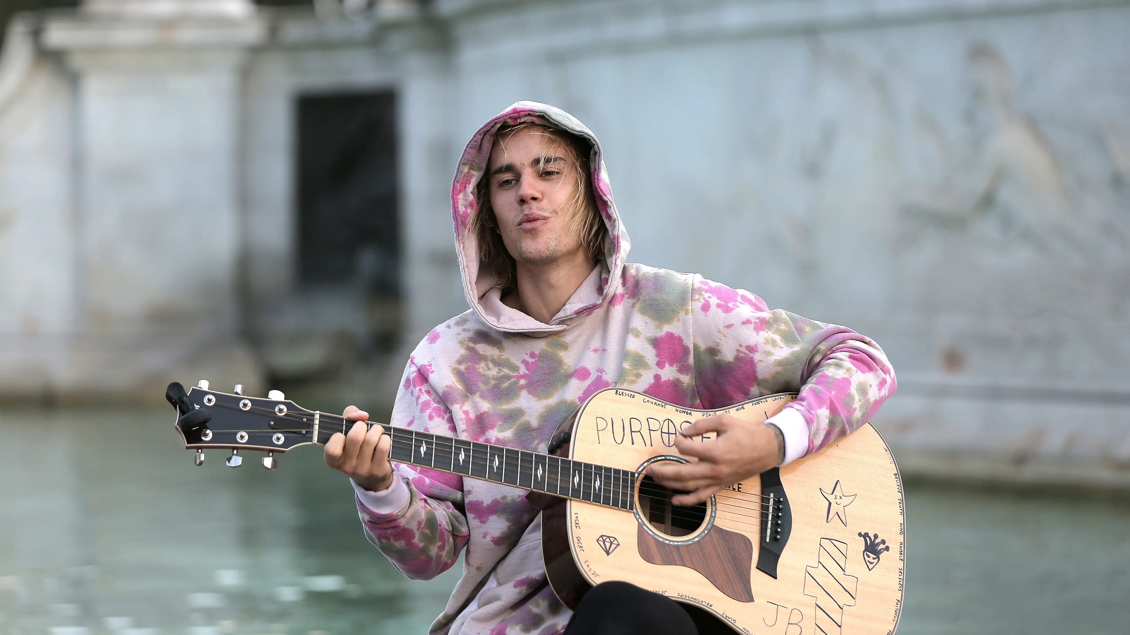 Justin Bieber con su guitarra favorita. Justin Bieber con su guitarra favorita.