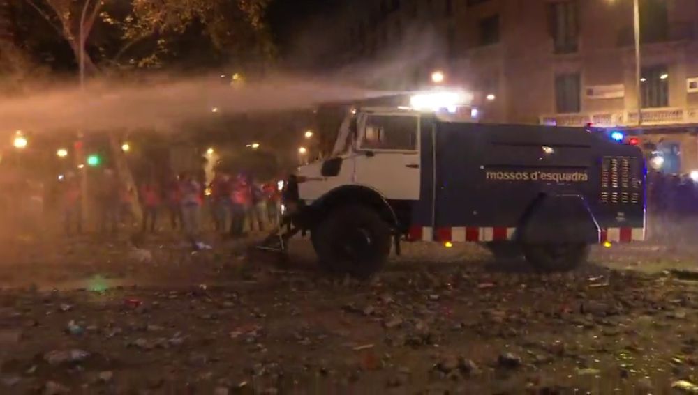 Los Mossos utilizan la tanqueta de agua contra los radicales en Barcelona 