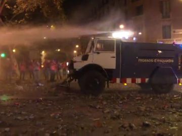 Los Mossos utilizan la tanqueta de agua contra los radicales en Barcelona 