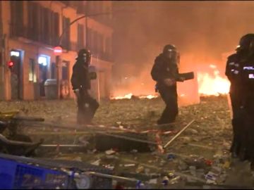 Suelo repleto de piedras, vallas y fuego en Barcelona Suelo repleto de piedras, vallas y fuego en Barcelona