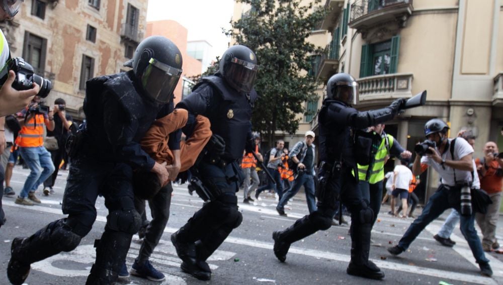 Detenidos tres jóvenes durante la manifestación de Barcelona