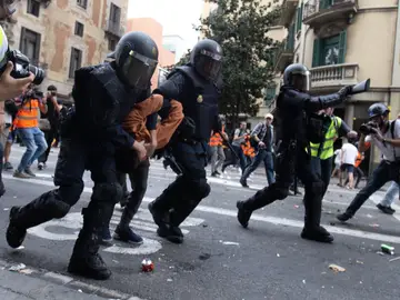 Detenidos tres jóvenes durante la manifestación de Barcelona Detenidos tres jóvenes durante la manifestación de Barcelona