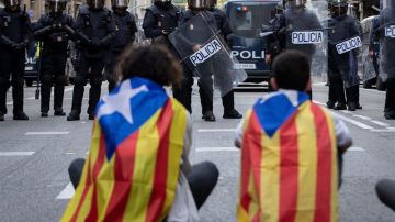 Varios manifestantes se encaran a los agentes antidisturbios Varios manifestantes se encaran a los agentes antidisturbios