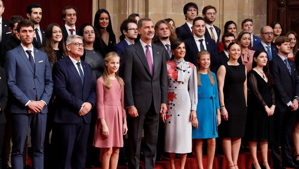 Los reyes de España y sus hijas posan con los presidentes de los jurados