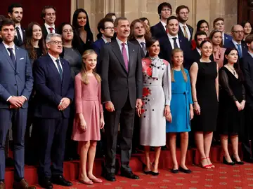 Los reyes de España y sus hijas posan con los presidentes de los jurados Los reyes de España y sus hijas posan con los presidentes de los jurados