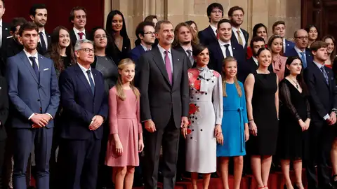 Los reyes de España y sus hijas posan con los presidentes de los jurados Los reyes de España y sus hijas posan con los presidentes de los jurados