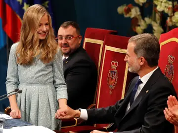 El rey Felipe y la princesa Leonor, tras el discurso de la princesa El rey Felipe y la princesa Leonor, tras el discurso de la princesa
