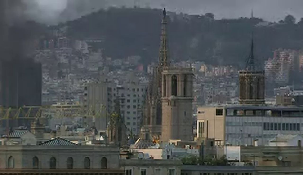 Una Barcelona marcada por densas columnas de humo provocadas por las barricadas Una Barcelona marcada por densas columnas de humo provocadas por las barricadas
