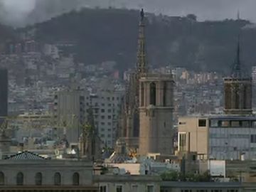 Una Barcelona marcada por densas columnas de humo provocadas por las barricadas Una Barcelona marcada por densas columnas de humo provocadas por las barricadas