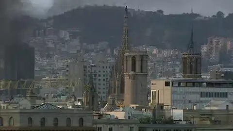 Una Barcelona marcada por densas columnas de humo provocadas por las barricadas Una Barcelona marcada por densas columnas de humo provocadas por las barricadas