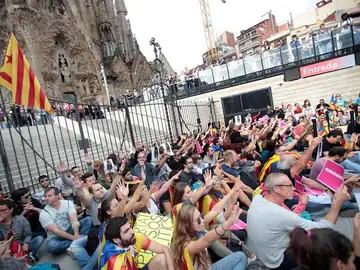 Manifestantes frente a la Sagrada Familia Manifestantes frente a la Sagrada Familia