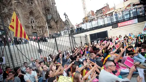 Manifestantes frente a la Sagrada Familia Manifestantes frente a la Sagrada Familia