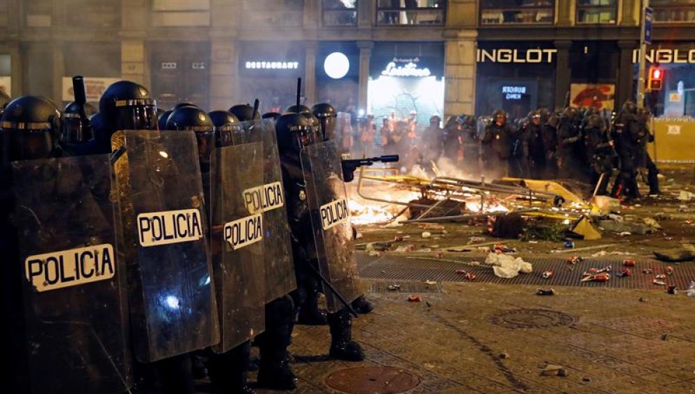 Policías cargan en los disturbios de Barcelona