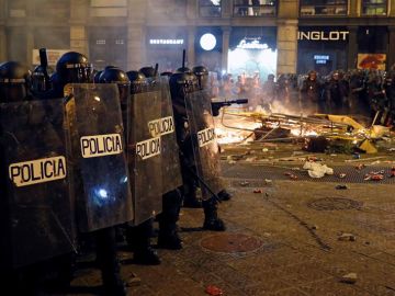 Policías cargan en los disturbios de Barcelona
