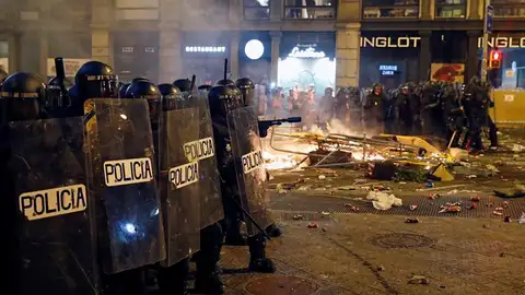 Policías cargan en los disturbios de Barcelona Policías cargan en los disturbios de Barcelona