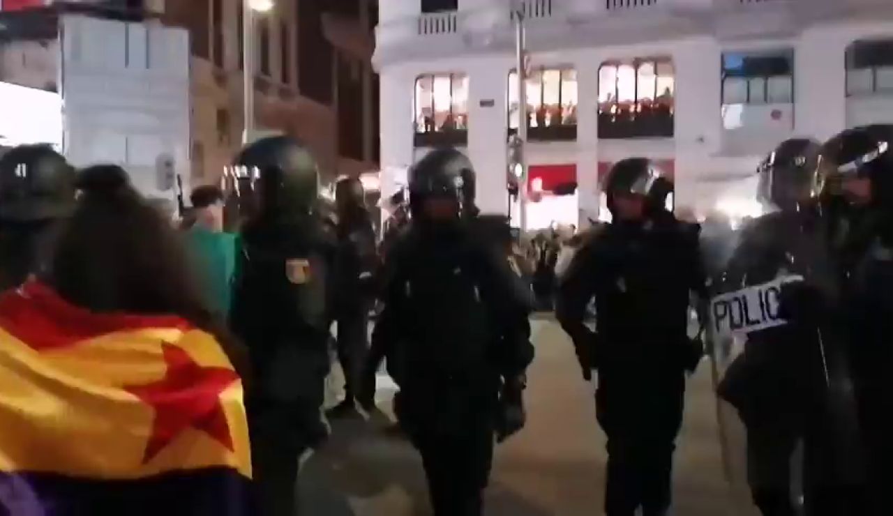 Los antisturbios intentan despejar el centro de Madrid de manifestantes violentos Los antisturbios intentan despejar el centro de Madrid de manifestantes violentos