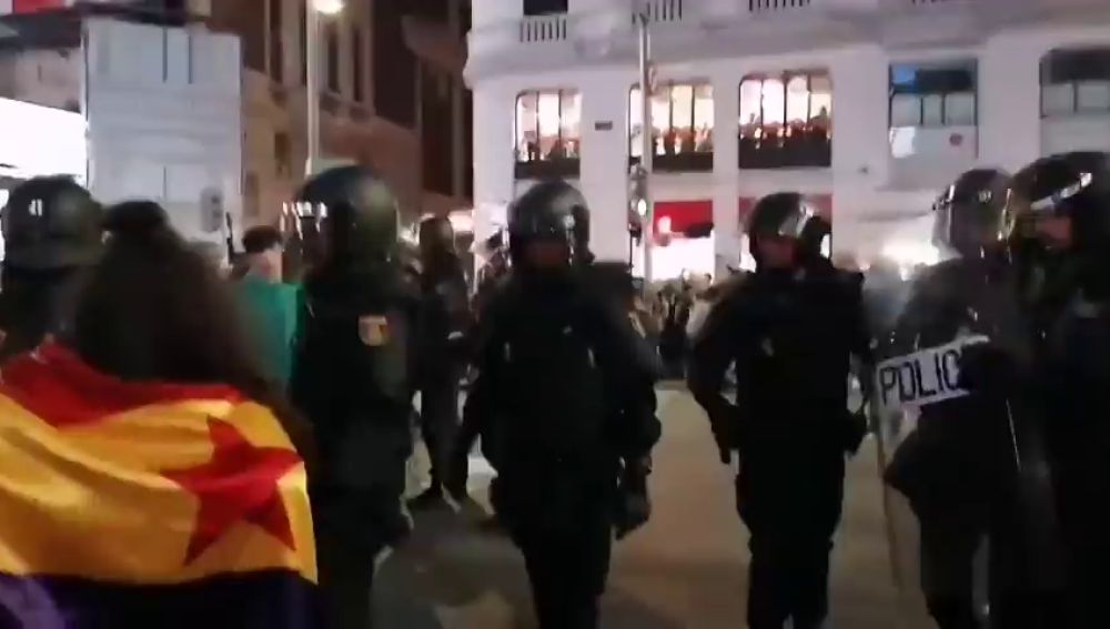 Los antisturbios intentan despejar el centro de Madrid de manifestantes violentos