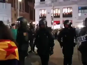 Los antisturbios intentan despejar el centro de Madrid de manifestantes violentos Los antisturbios intentan despejar el centro de Madrid de manifestantes violentos