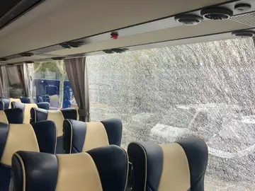 Así quedó la luna del bus pepinero Así quedó la luna del bus pepinero