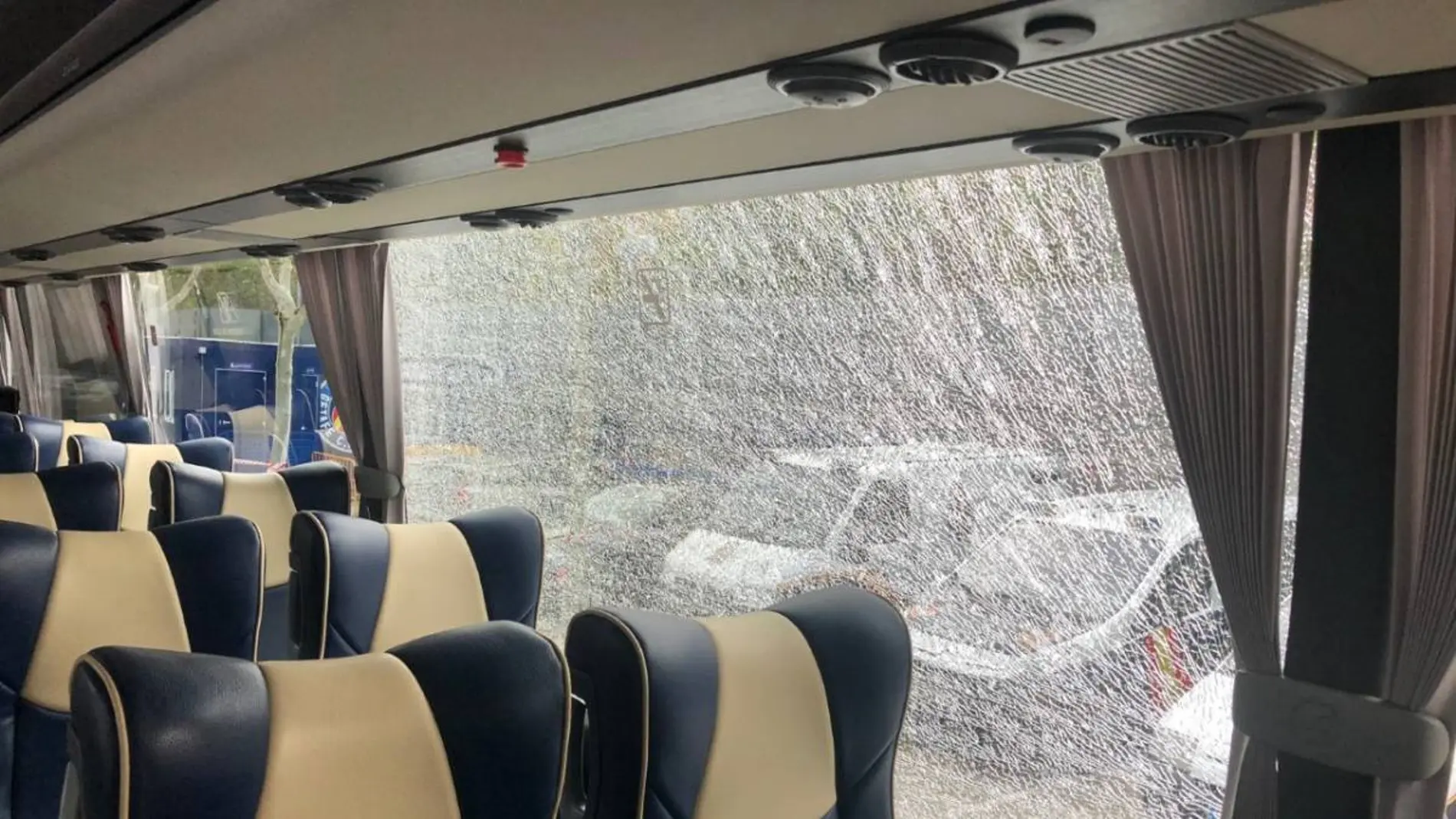 Así quedó la luna del bus pepinero Así quedó la luna del bus pepinero