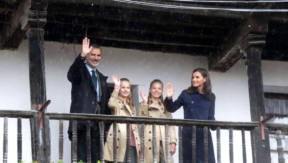 Asturias despide con lluvia a la princesa, que pide "cuidar los pueblos"
