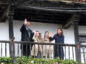 Asturias despide con lluvia a la princesa, que pide "cuidar los pueblos" Asturias despide con lluvia a la princesa, que pide "cuidar los pueblos"