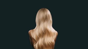 Mujer rubia de espaldas
